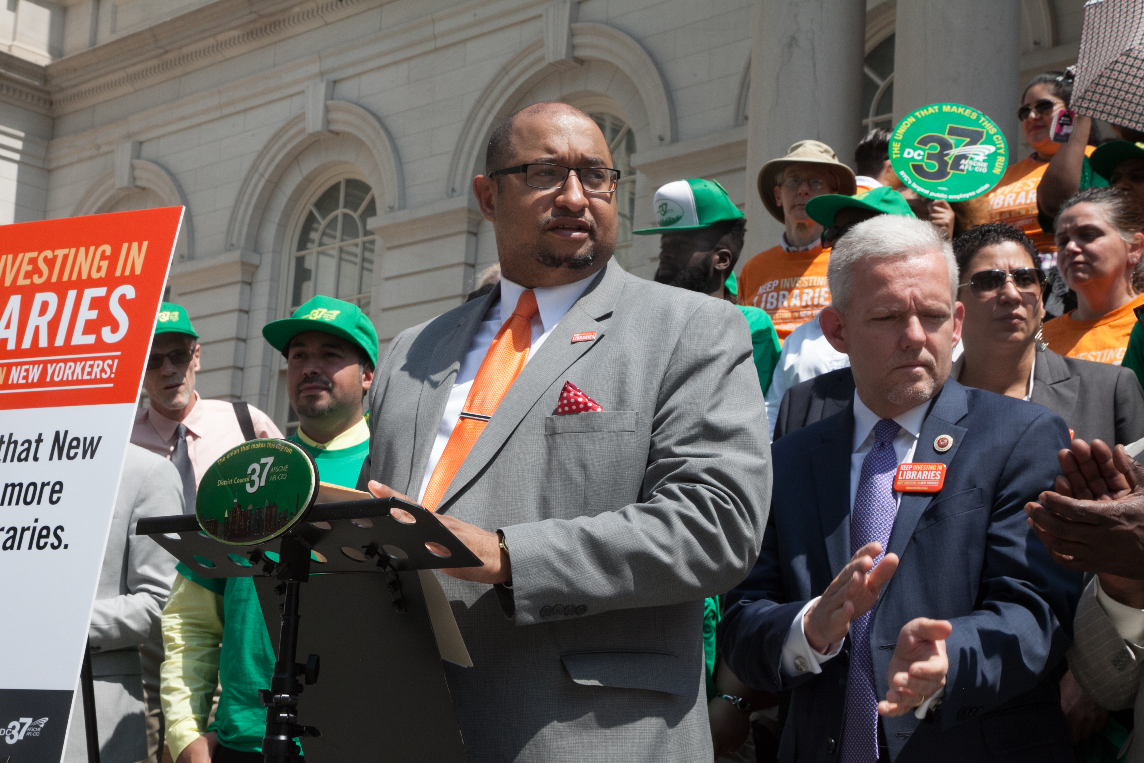 Union, Library Advocates Rally At City Hall